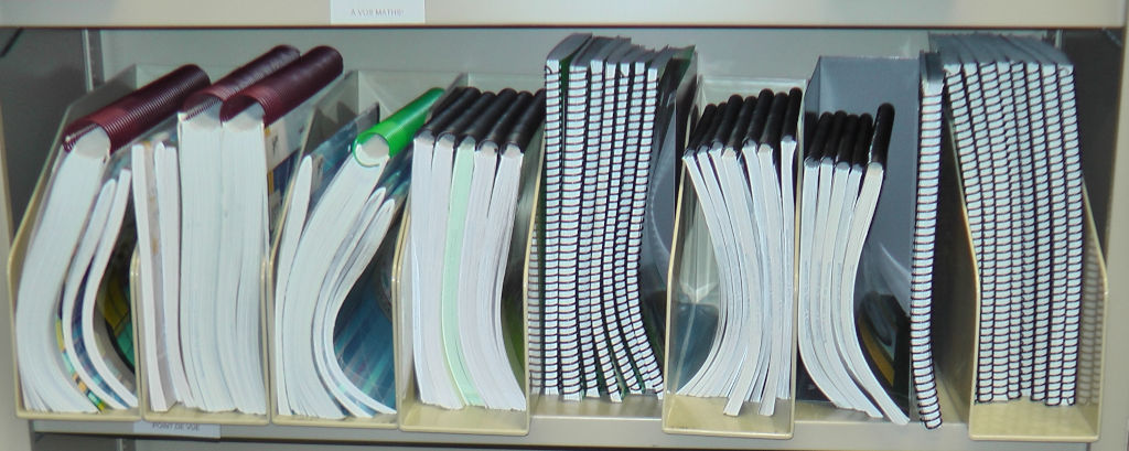 Manuels en réserve, étagère 16, tablette 5