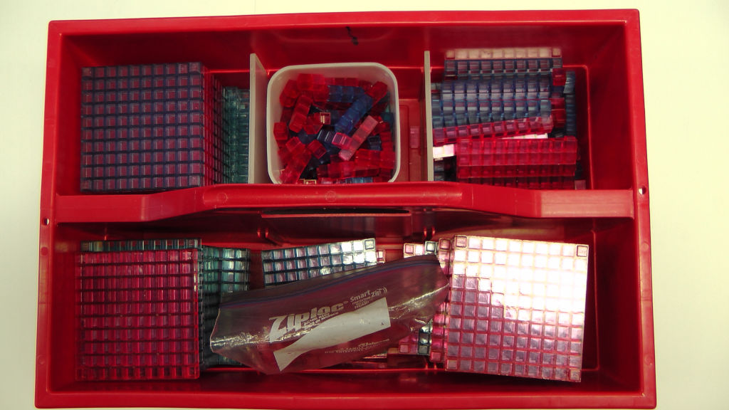 Ensemble de blocs base 10 en plastique transparent rouge et bleu