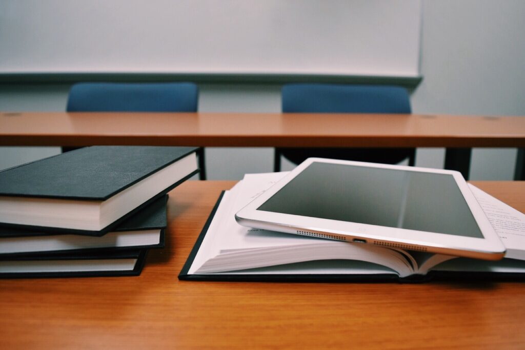 Plusieurs mémoires et une tablette électronique sur une thèse