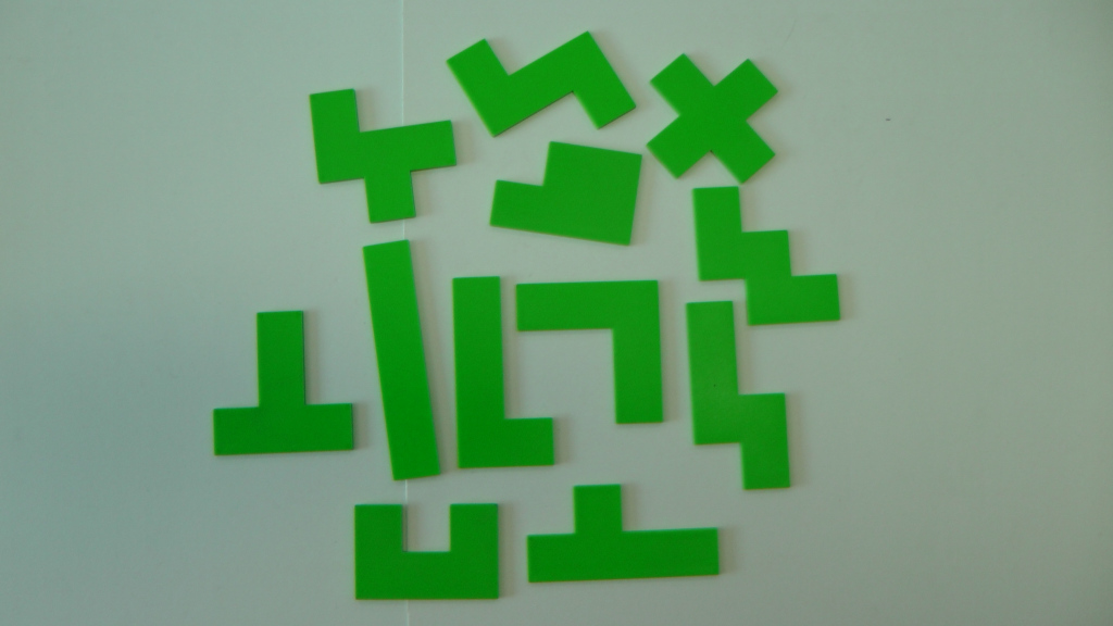 1 ensemble de pentominos (12 pièces illustrées)